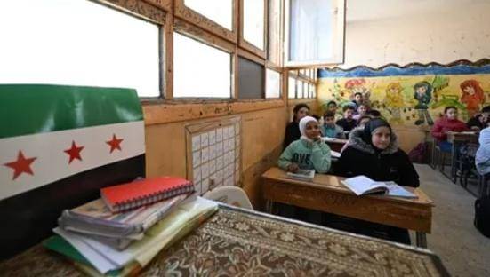 المدارس السورية.. منع ترديد الشعارات بانتظار اعتماد النشيد الوطني