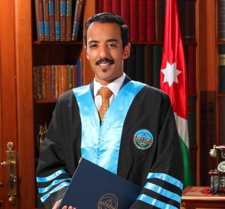 ماجد فالح العثمان ينال شهادة البكالوريوس في إدارة الأعمال