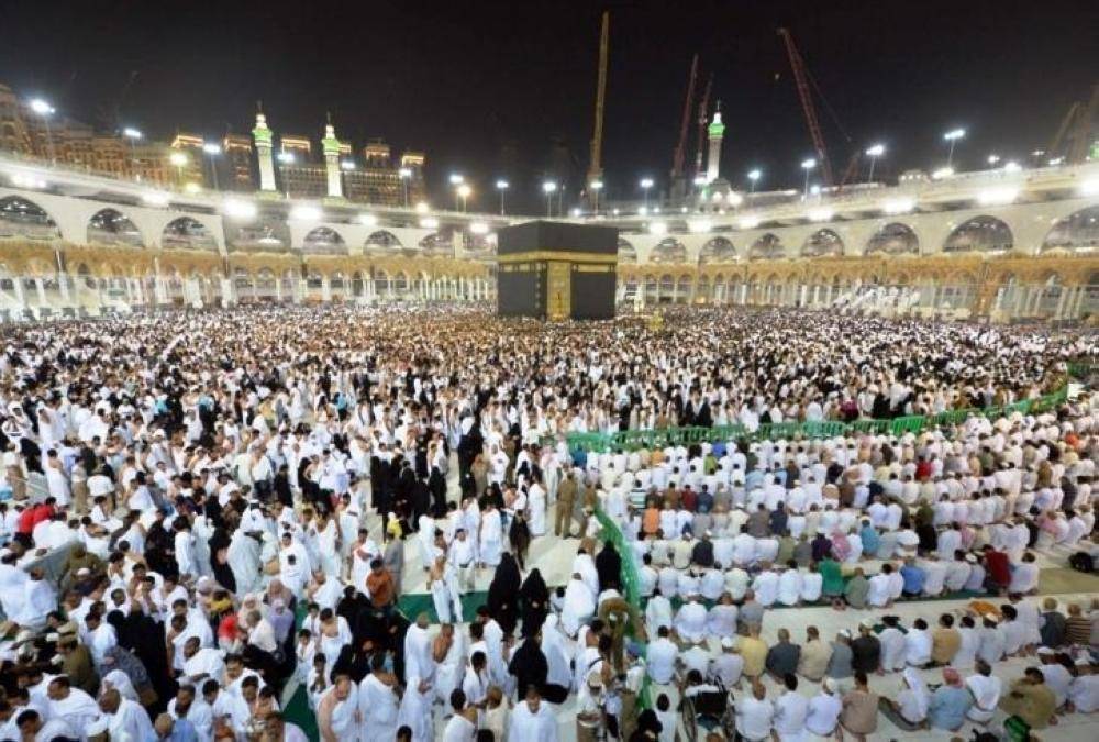 نائب أمير منطقة مكة المكرمة يؤدي صلاة الميت على الأميرة عبطا بنت عبدالعزيز