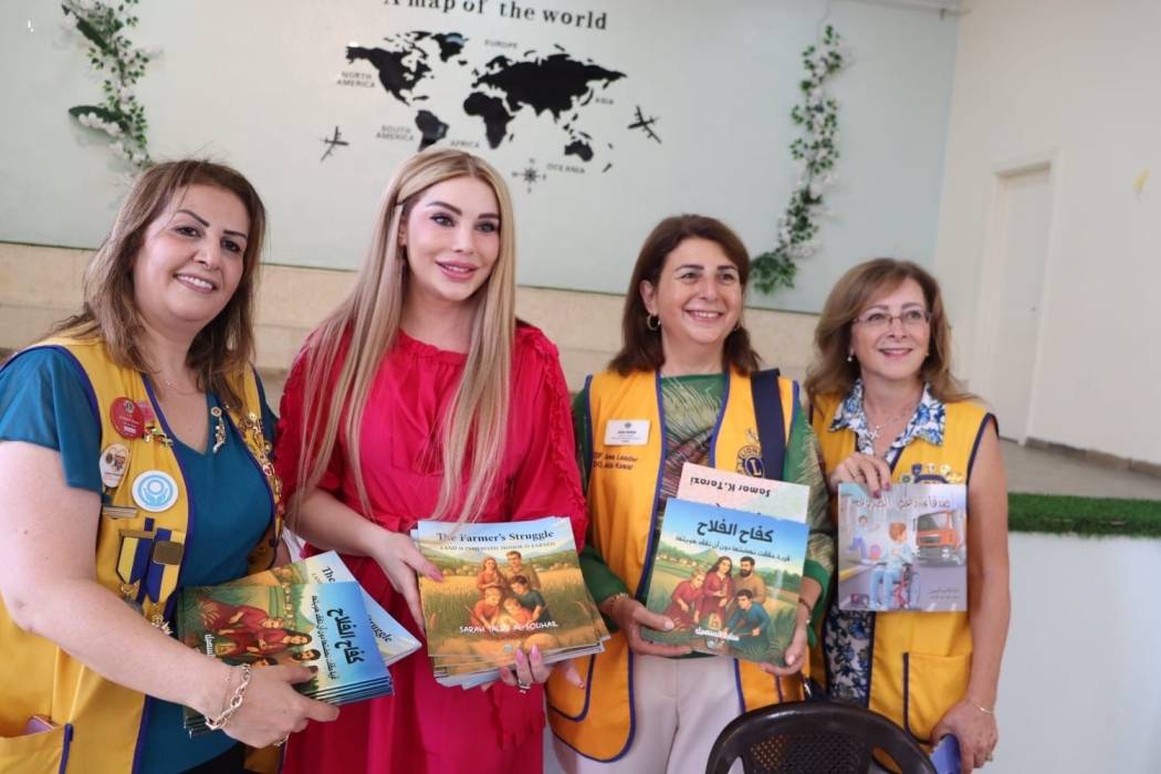 الأديبة د. سارة طالب السهيل تقدم قراءة قصصية للأطفال خلال افتتاح مكتبة في كلية البطريركية الوطنية