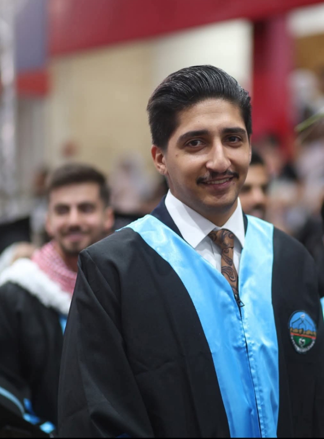 أبو نار يهنئ داود حميدان بتخرجه من كلية الإعلام وحصده المرتبة الثالثة