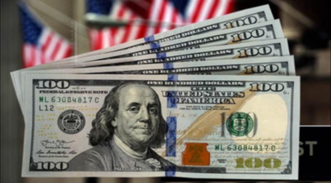 الدولار يتراجع لأدنى مستوى في أسبوع متأثرا بإغلاق الحكومة الأمريكية