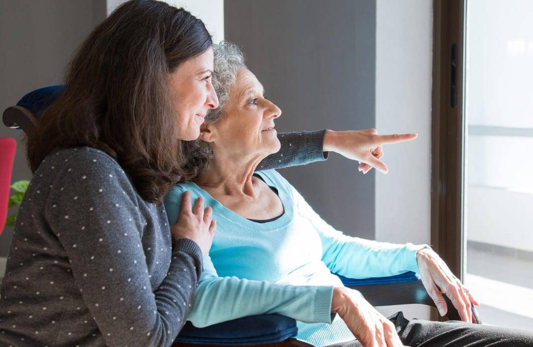 في اليوم العالمي للمسنين.. كيف تعلم طفلك رعاية كبار السن والاهتمام بهم؟