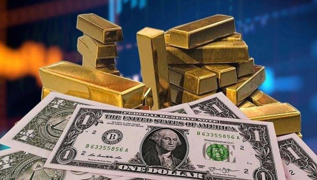 الذهب يتراجع من أعلى مستوى له على الإطلاق مع ارتفاع الدولار