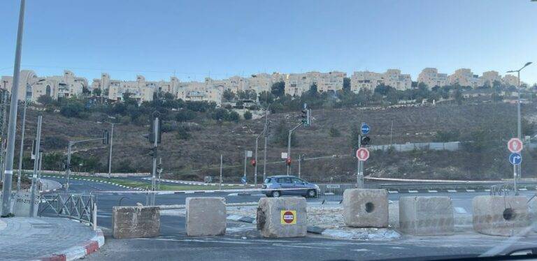 مستوطنون يقتحمون الأقصى والاحتلال يفرض إجراءات مشددة في القدس