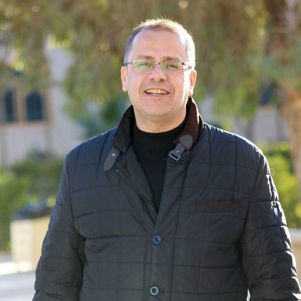 آل خطاب: نموذج مشرف للتميز الأكاديمي والعطاء الوطني