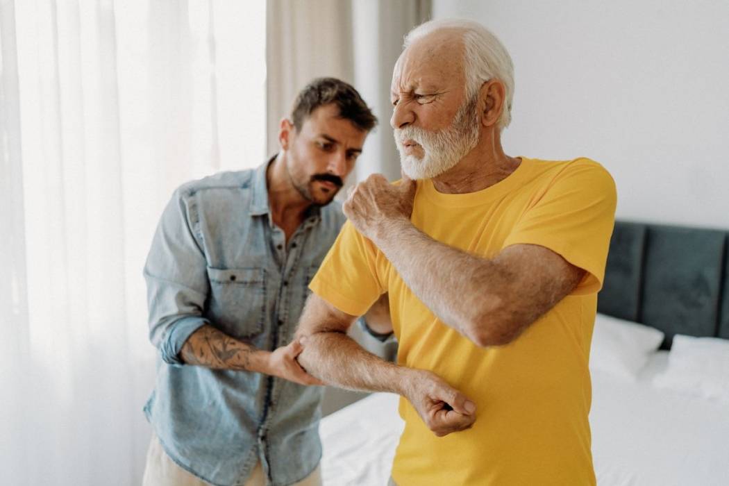 هل يسبب الخريف آلام المفاصل والعضلات.. إليك الأسباب والحلول العملية