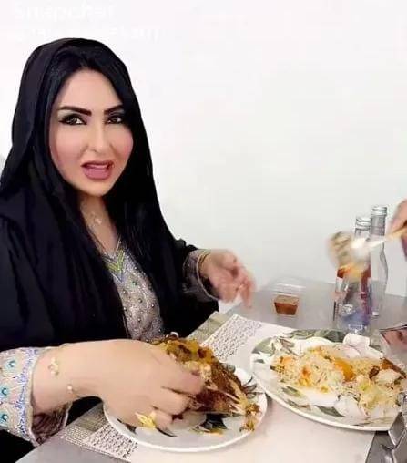 الفنانة زينب العسكري تثير الجدل خلال ظهور جديد وهي تلتهم رأس غنم