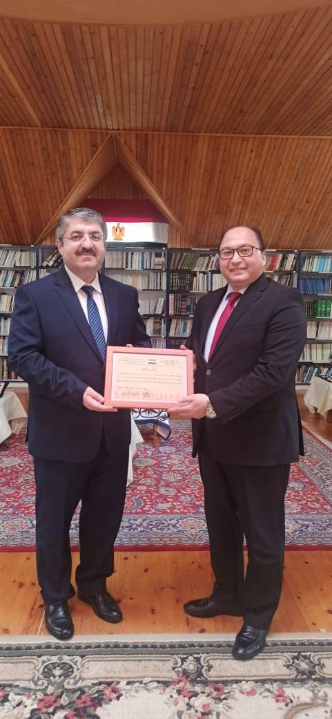 رئيس الجالية الأذربيجانية في مصر يتسلم ميدالية وزارة التعليم العالي والبحث العلمي المصرية