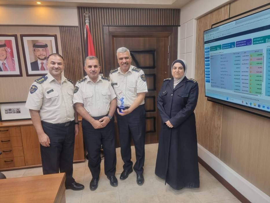 فريق الثقافة المؤسسية بالجمارك يُقدّم مجسم القيم المؤسسية للمدير العام...صور