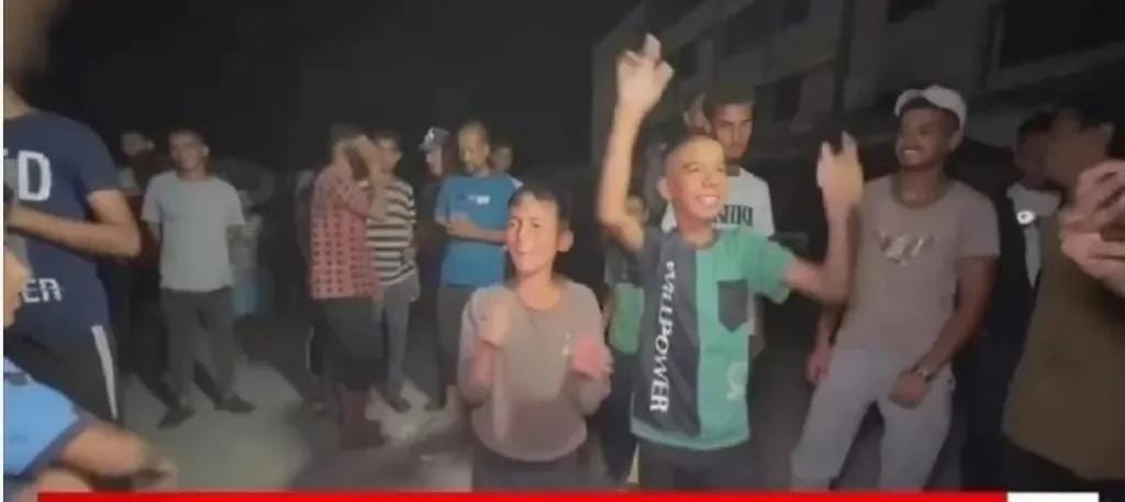 غزة تحتفل وسط النازحين بعد موافقة حماس على خطة ترامب للسلام: خطوة نحو وقف الحرب ورفض التهجير