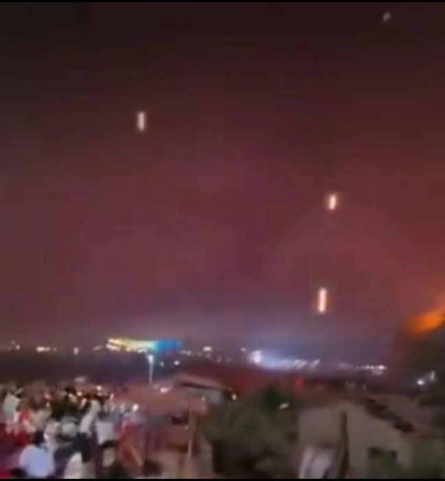 نيران تتساقط كالنيازك.. عطل تقني يحوّل احتفالاً صينياً إلى كابوس حرائق