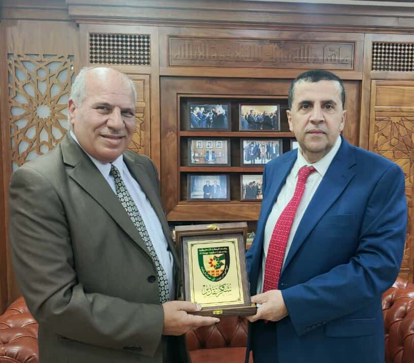 الدكتور أحمد سلامة عواد يتسلّم درع التميّز الإداري من رئيس جامعة البلقاء التطبيقية.