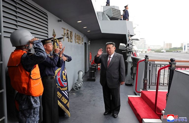 كيم جونغ أون يتفقد المدمرة «تشوي هيون» بعد حادث وصفه بـ«العمل الإجرامي»