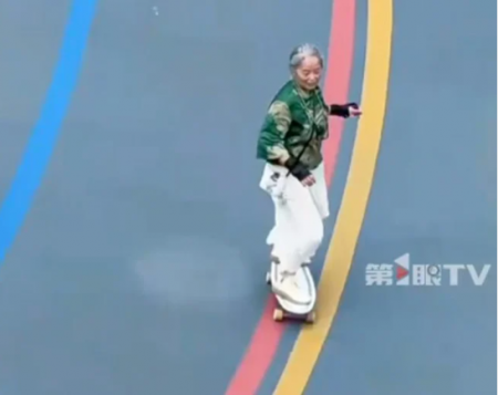الجدة ليو تتحدى العمر وتصبح نجمة الصين بالتزلج على الألواح