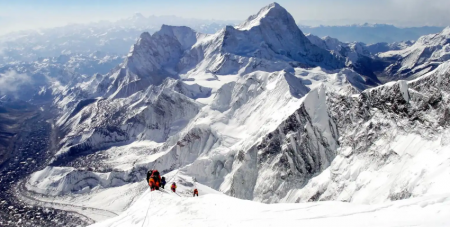 إنقاذ مئات السياح بعد عاصفة ثلجية ضربت قمة إيفرست