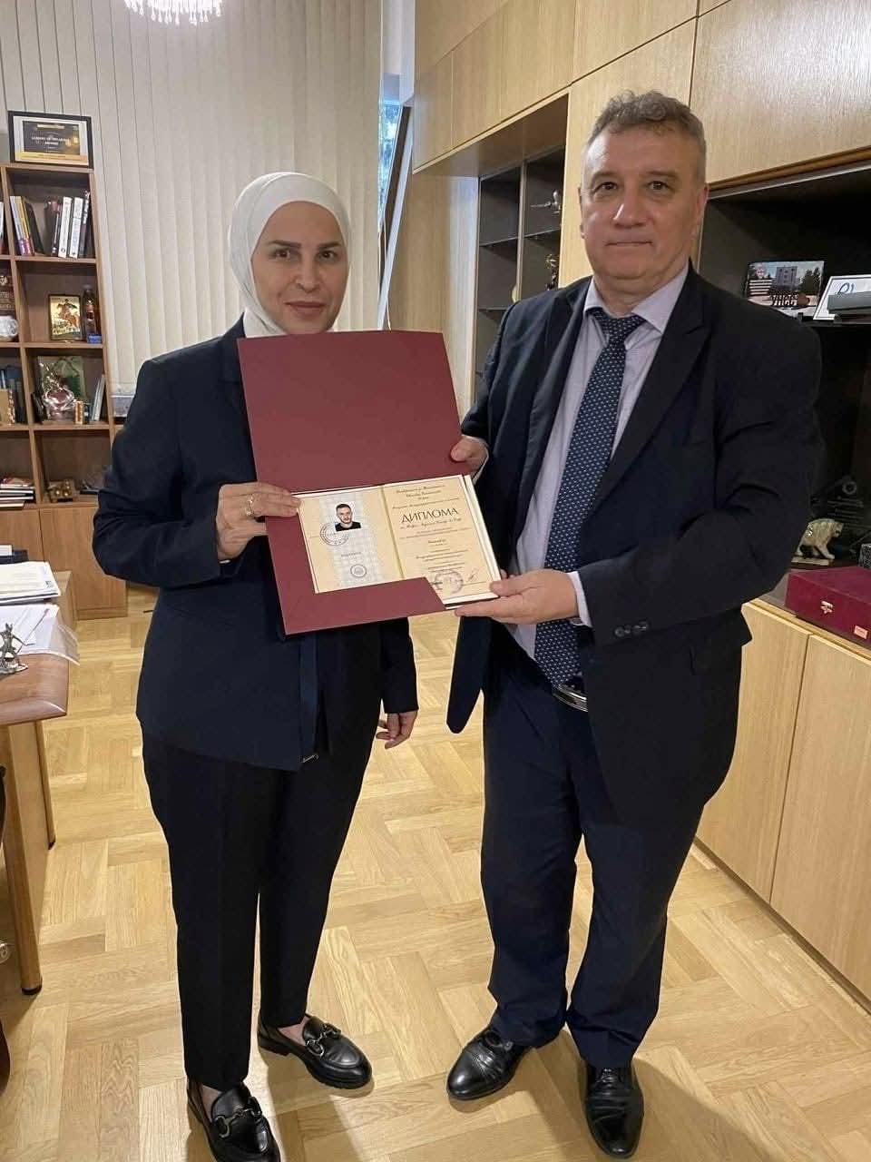 البروفيسور حسن البرماوي يهنئ لـ جبريل مجحم الصقور بامتياز من جامعة الاقتصاد الوطني والعالمي في بلغاريا