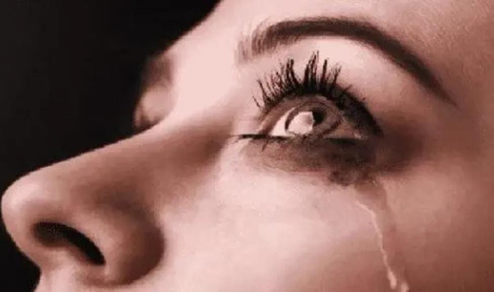 تفسير حلم البكاء الشديد في المنام.. دلالات الحزن والفرج حسب حالتك النفسية