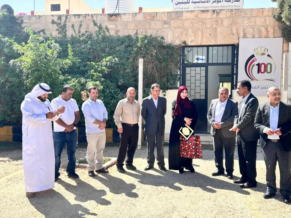 خليفات واللجنة التنفيذية في الموقر يزورن أقدم مدارسها ويكرمون المعلمة الشرعة بمناسبة يوم المعلم العالمي