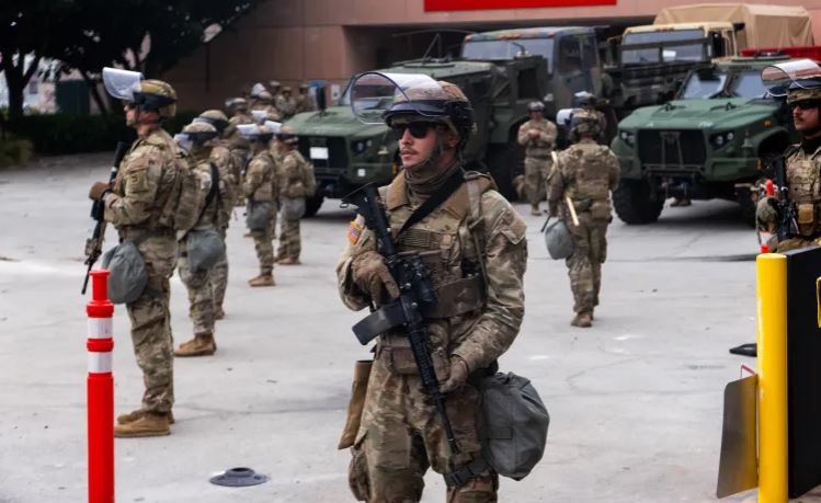 ترامب يلوح بتفعيل قانون مكافحة التمرد لنشر قوات فدرالية