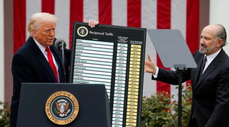 ترامب يعلن عن رسوم جمركية على الشاحنات الثقيلة الواردة لبلاده