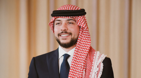 ولي العهد يبدأ زيارة رسمية إلى فرنسا ويلتقي مع ماكرون