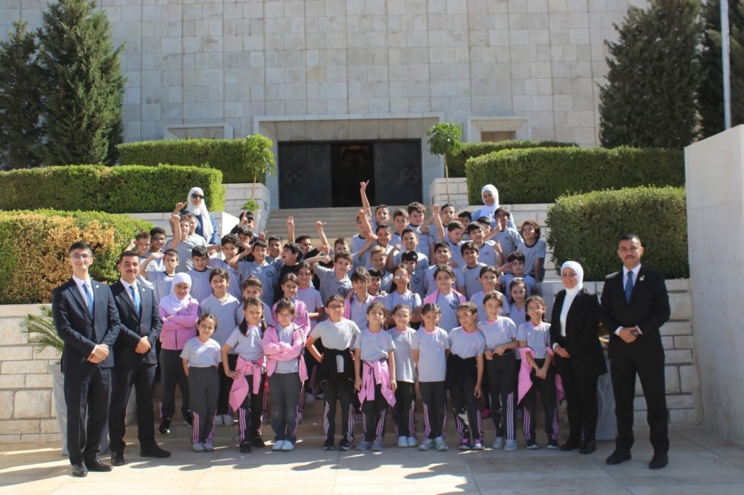 مَـدَارِسِ الجزيرة تَـزُورُ صَـرْحَ الـشَّـهِـيـدِ