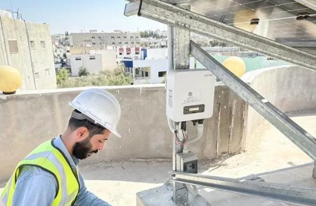 الطاقة المتجددة تُنير منازل المصابين العسكريين في شمال المملكة