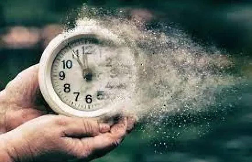 لماذا نشعر أن الوقت يمر أسرع كلما تقدمنا في العمر؟ تفسير علمي مفصل