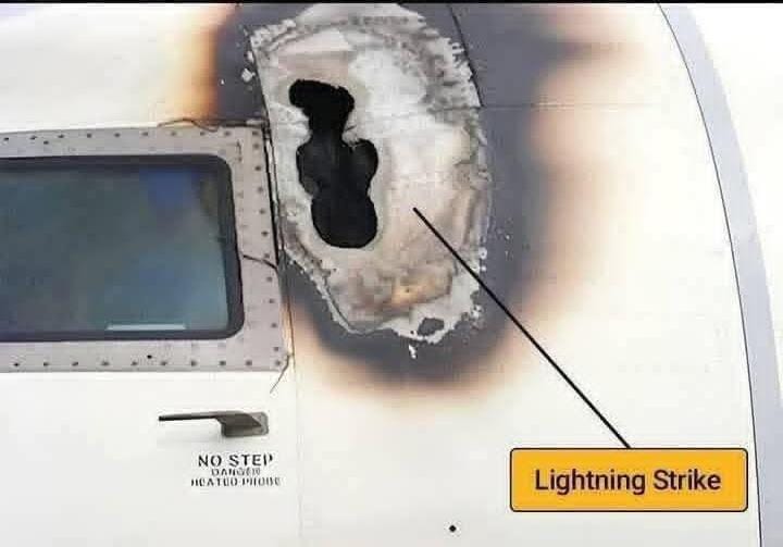 صاعقة رعدية تضرب طائرة تابعة للخطوط الجوية الأمريكية