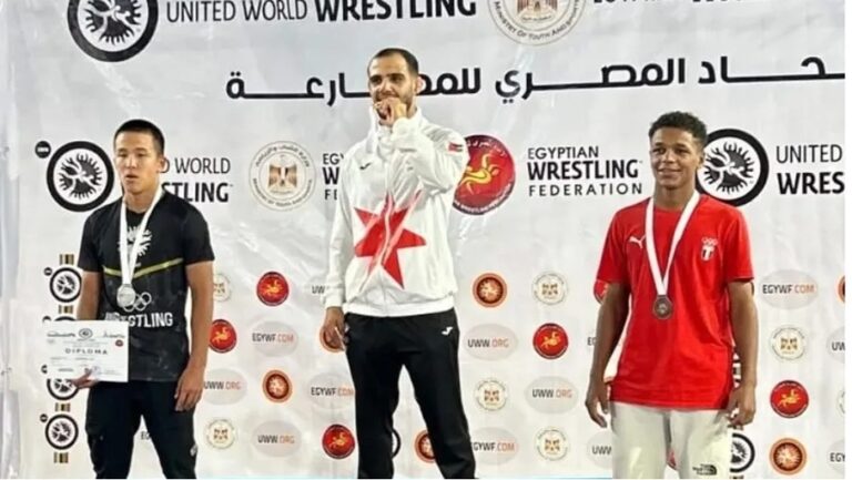 طالب أردني يفوز بالميدالية الذهبية ببطولة دولية للمصارعة