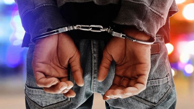 إلقاء القبض على شخص أقدم على حرق مركبة في مدينة إربد