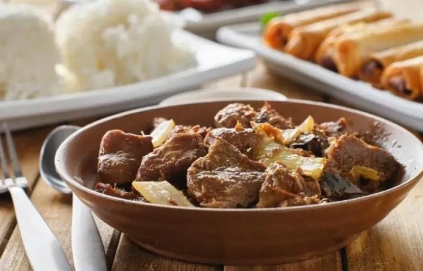 طريقة عمل اللحمة بالبصل: وصفة أردنية وشامية تقليدية