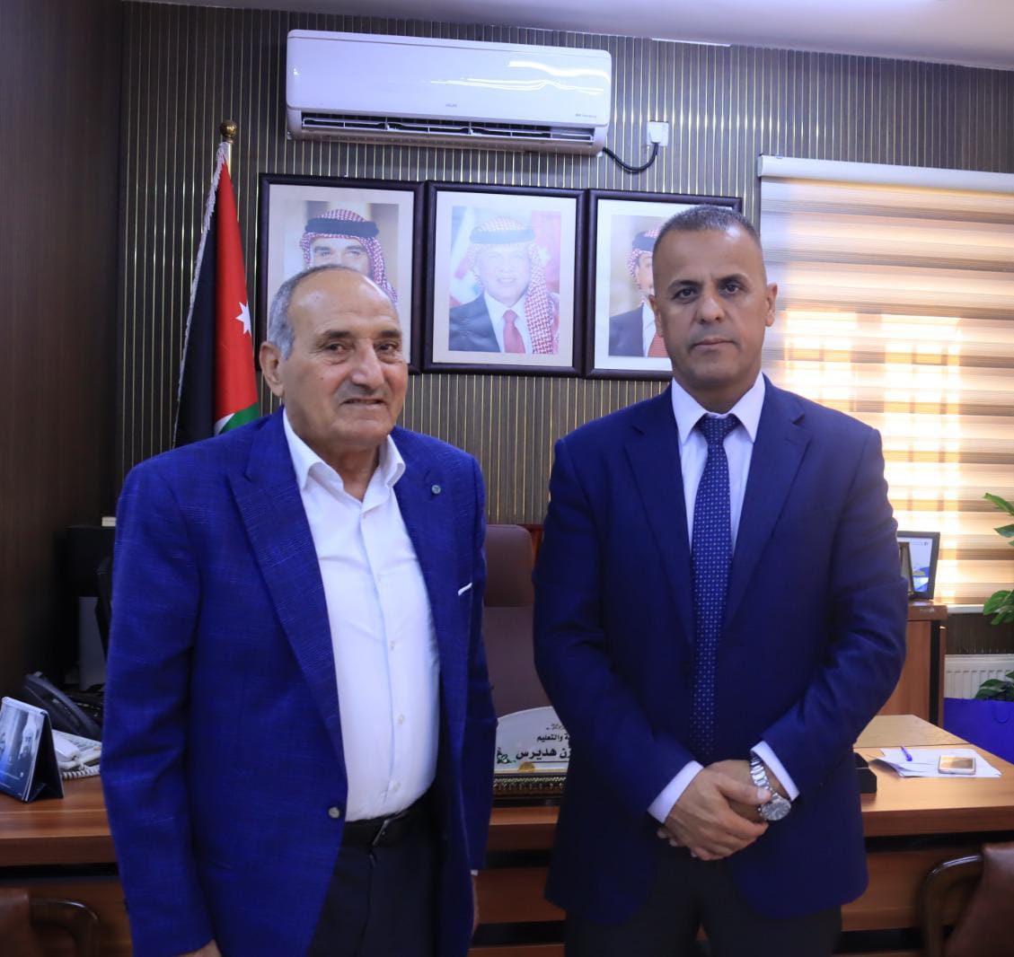 د. الهديرس مدير تربية لواء الجامعة قامة تربوية تُضيء سماء التعليم وتزرع الأمل في دروب الأجيال.