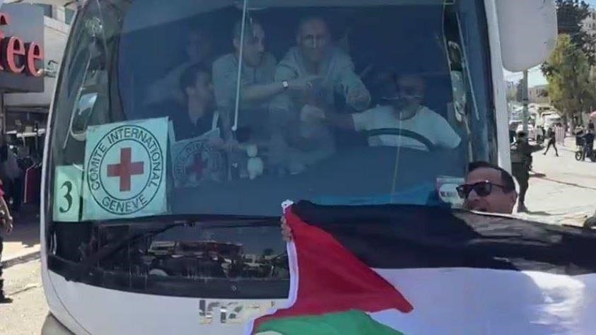 وصول أسرى فلسطينيين من سجن “عوفر” الإسرائيلي إلى رام الله