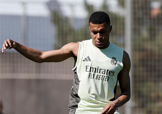 والدة مبابي: لا حياة لابني خارج ارض الملعب