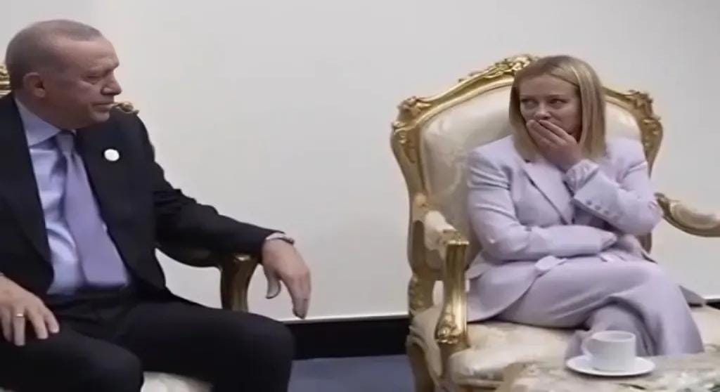 أردوغان يمازح جورجيا ميلوني ويدعوها للإقلاع عن التدخين