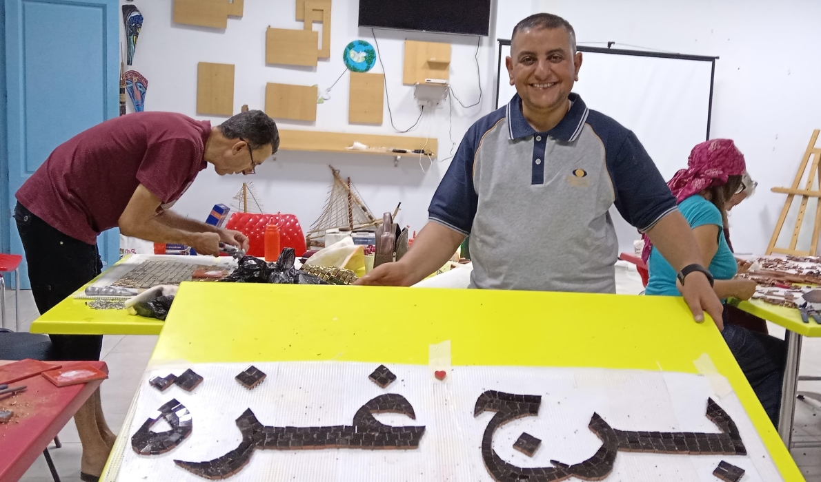 زيد العواملة يخطف الأضواء في تونس بإبداع فسيفسائي لـ برج غزة