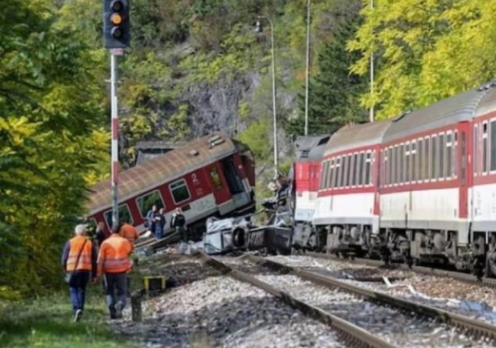 إصابة 66 شخصا بعد تصادم قطارين في سلوفاكيا