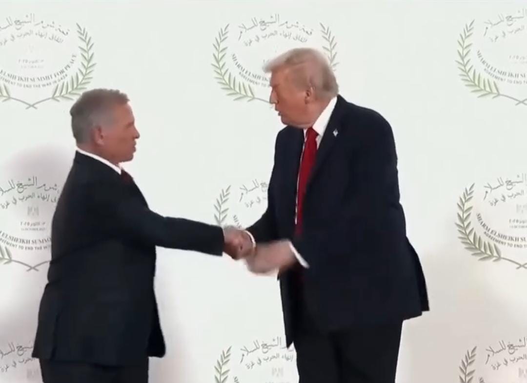 مصافحة باردة تشعل التحليل السياسي: كيف ردّ الملك عبد الله على حماس ترامب في قمة السلام؟