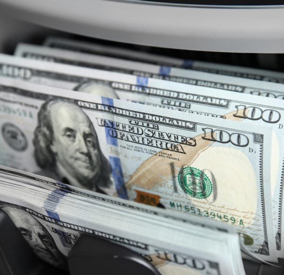 الدولار يتراجع بسبب التوتر التجاري بين الصين وأمريكا