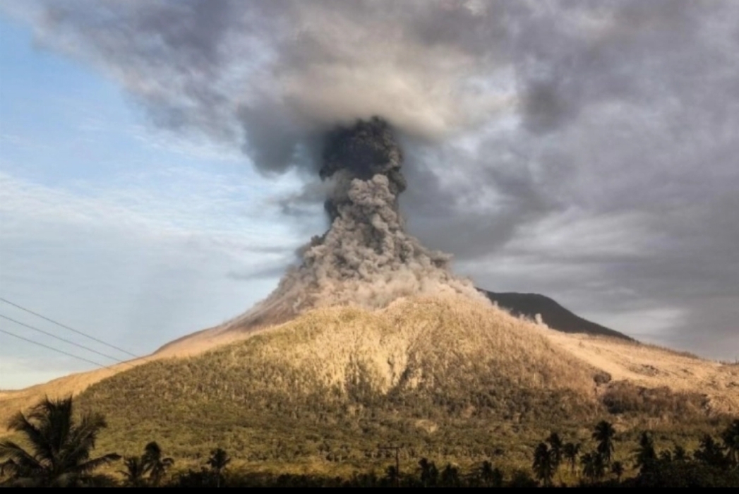 كارثة بركانية في إندونيسيا.. 6 أميال من الرماد توقف الطيران وتعطل الحياة