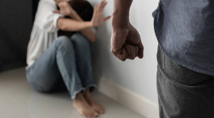 الحبس سنة غيابياً لمتهم بتشويه وجه زوجته في مصر.. أصابها بـ 25 غرزة