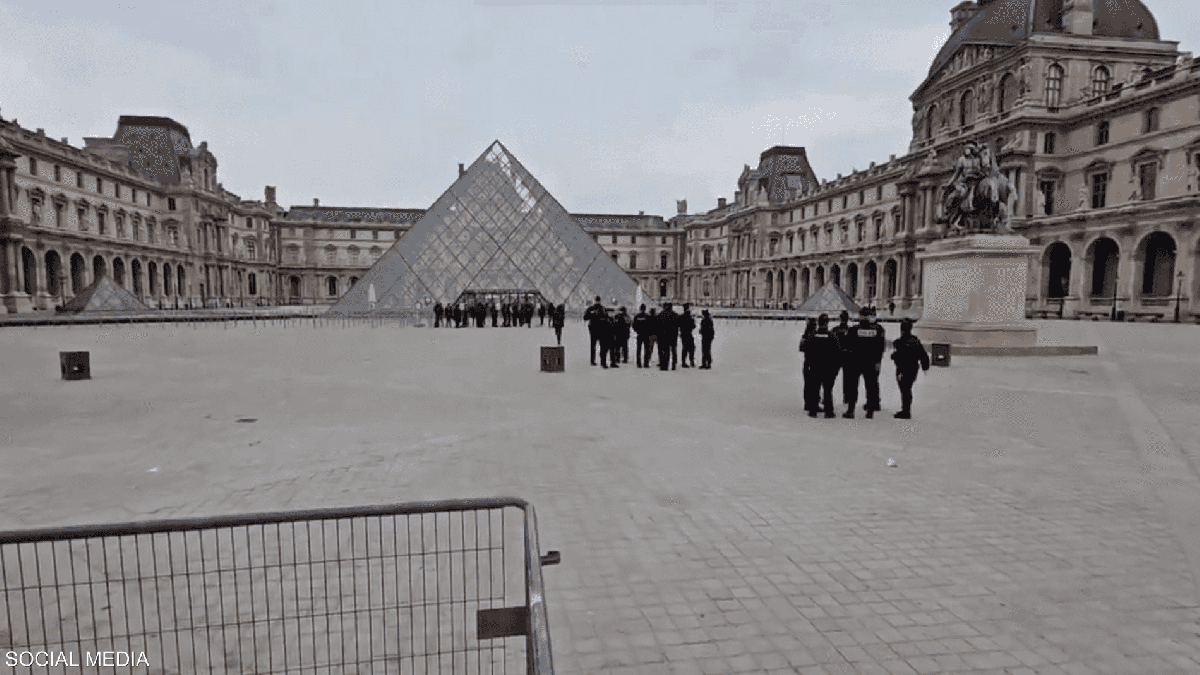 عملية سطو على متحف اللوفر بباريس.. اختفاء مجوهرات ملكية