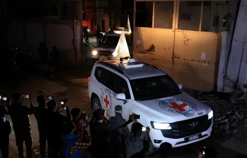 الصليب الأحمر يتسلم جثتي رهينتين إسرائيليتين من حماس في إطار صفقة تبادل الأسرى