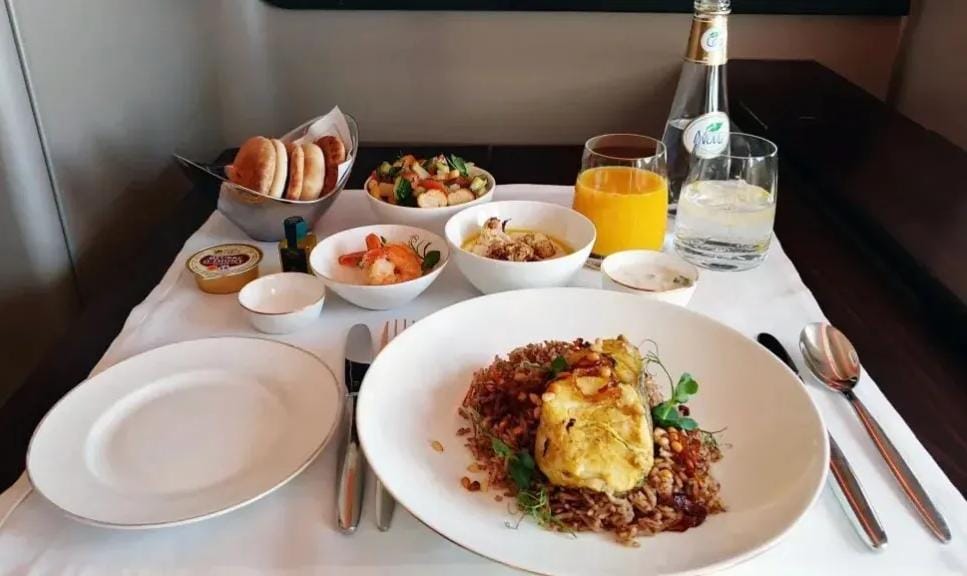 تناول الطعام أثناء الوقوف يهدد صحة جهازك الهضمي.. تعرف على الأضرار والفوائد الخفية