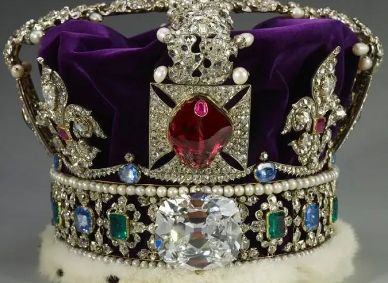 العثور على تاج الإمبراطورة أوجيني المسروق من متحف اللوفر بعد مطاردة مثيرة في شوارع باريس