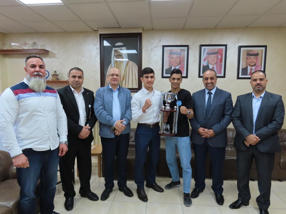 الفتينات يكرم طالبين من تربية الكرك لفوزهما بذهبية العالم في الكيك بوكسينغ