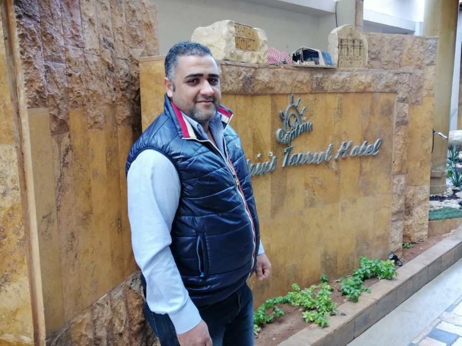 مصطفى صلاح .. أكثر من عقدين في خدمة السياحة الأردنية في وادي رم