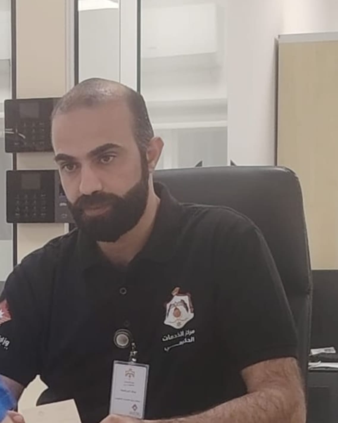 مواطن  : شكرا للموظف علاء دراغمه الذي يعمل في دائرة الأحوال المدنية والجوازات باربد